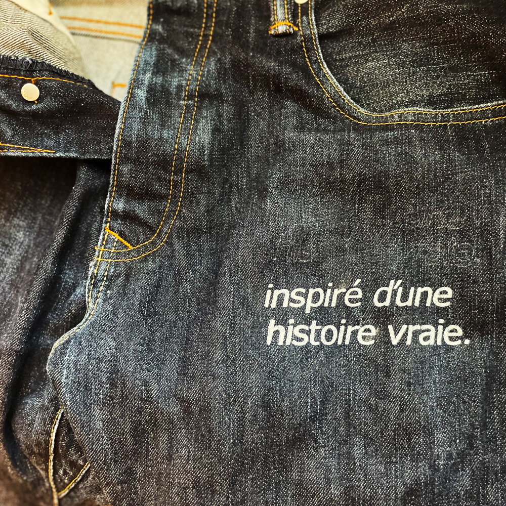 フランス語が印刷されたジーンズ